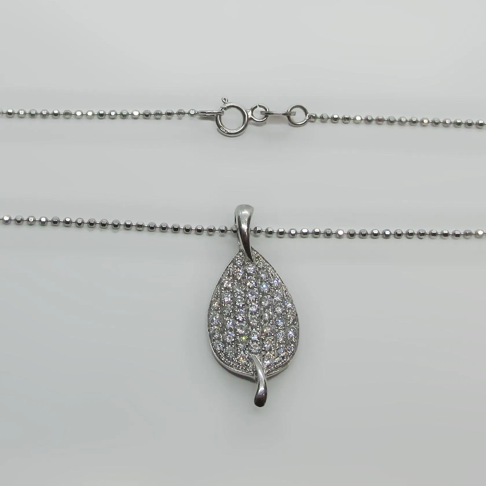 Diamond Leaf Pendant 18k