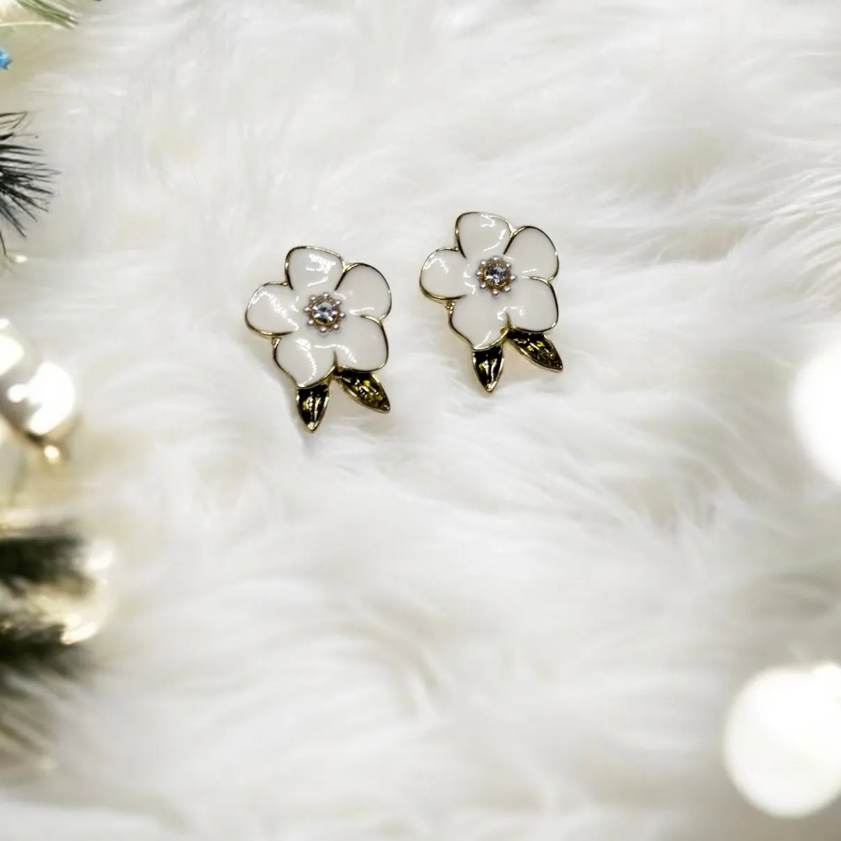 Minimalist - White studs earrings