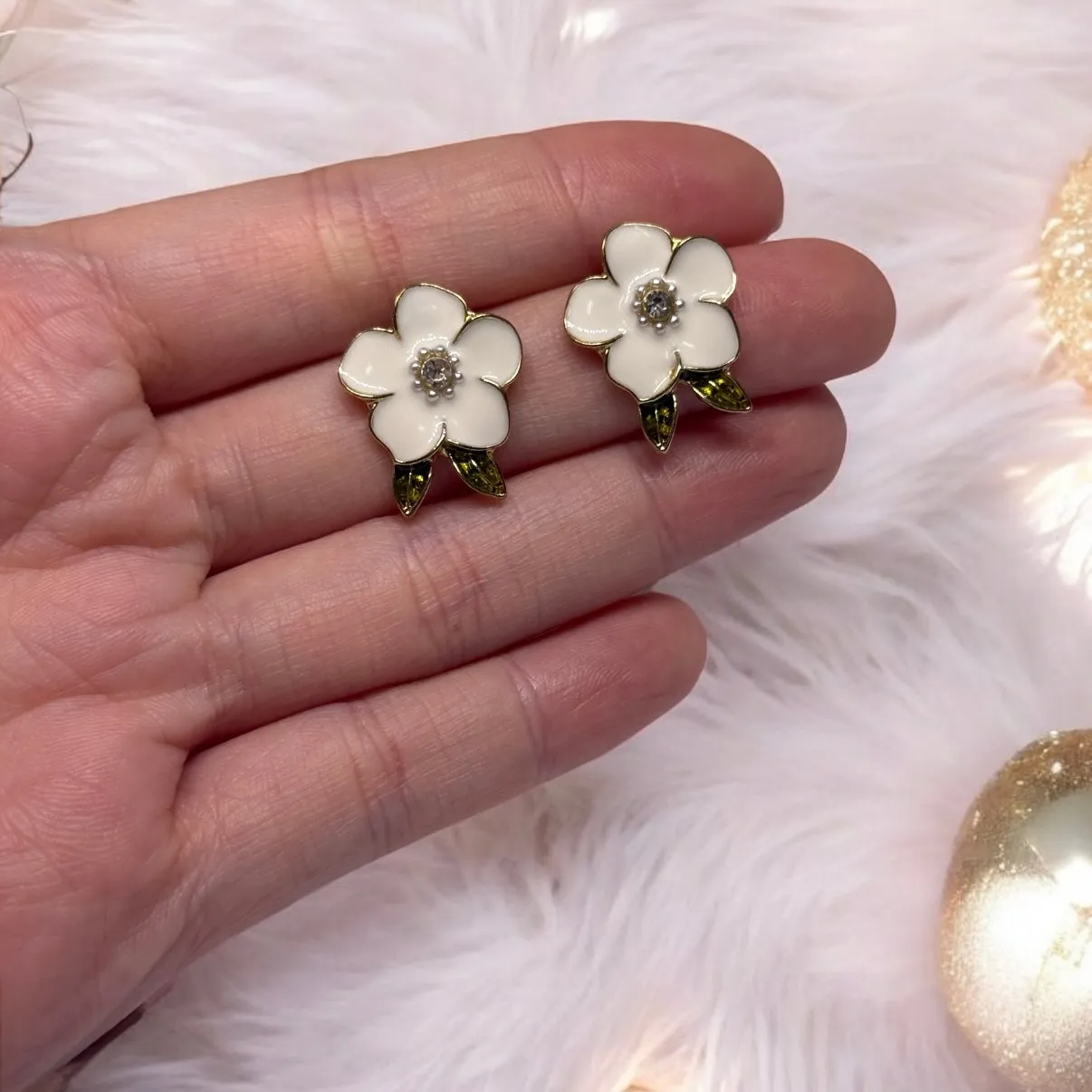 Minimalist - White studs earrings